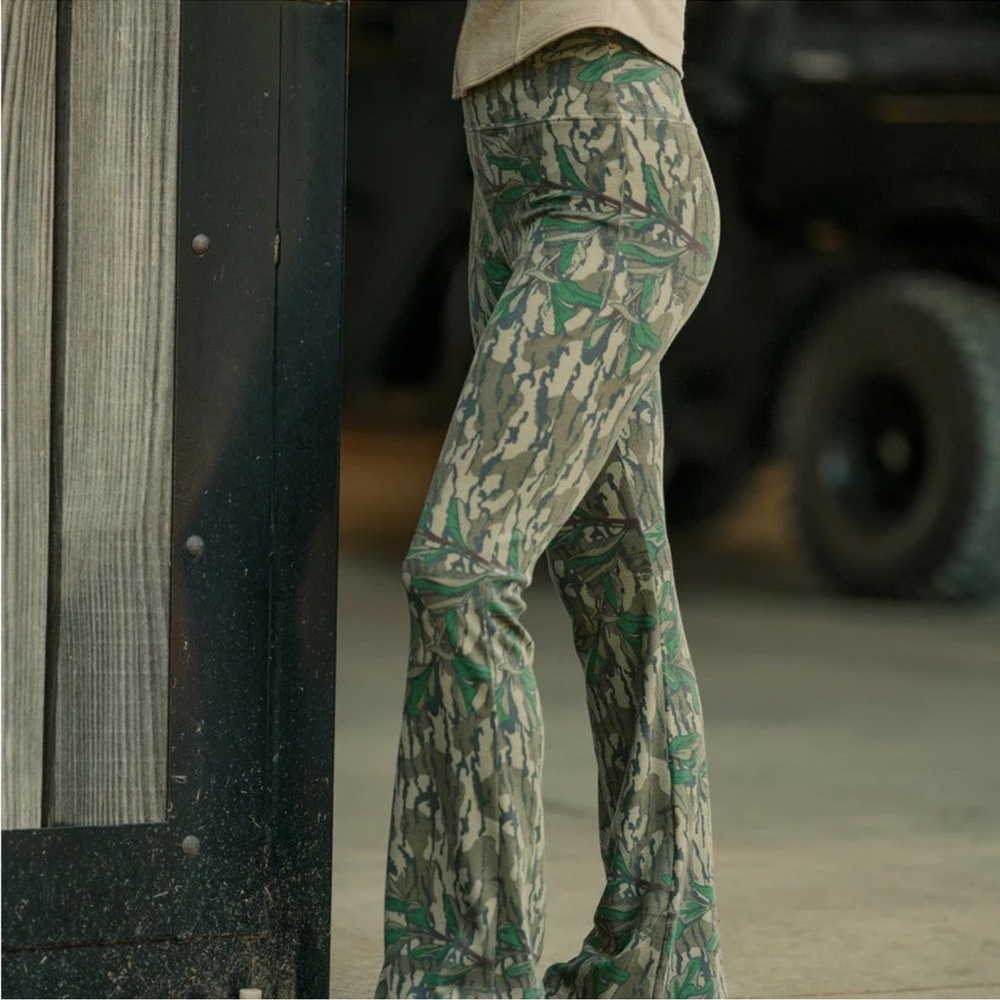 Green mossy oak bottomland Camo Flare ribbed Women's yoga pants